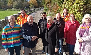 Ulrich Tilly von der Bezirksregierung (v.l.), Carsten Witt (Stadt Bünde), Kirchlengerns Bürgermeister Rüdiger Meier, Marcel Schwentker (Tiefbau Stohlmann), Bündes Bürgermeisterin Susanne Rutenkröger, Michael Doemke (Gemeinde Kirchlengern), André Rumenic, Annette Kühn und Andrea Brückner (alle Stadt Bünde) freuen sich über den interkommunalen Ausbau des Teilstücks vom Else-Werre-Radweg. - Sven Hauhart