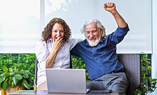 Wer seine Chancen gerne verbessern und den Jackpot bei LOTTO 6aus49 knacken möchte, kann dies mit den Spielgemeinschaften von WestLotto versuchen. Hier gehen mehr als sechs Zahlen ins Rennen und man teilt sich viele Tipps zu kleinen Preisen mit anderen Spielteilnehmern. - © Getty Images
