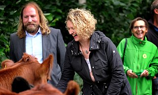 Anton Hofreiter auf dem Biohof Westerbarkey. Bürgermeisterkandidatin Gitte Trostmann und Helga Lange (rechts) begleiteten ihn zur Angus-Mutterkuhherde. - Andreas Frücht