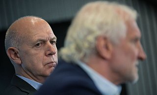 Mit politischen Debatten hat der Deutsche Fußball-Bund um Präsident Bernd Neuendorf (l) in Katar keine guten Erfahrungen gemacht. - Sebastian Gollnow/dpa