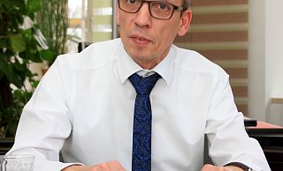 Bürgermeister Alexander Fischer wendet sich an die Bürger. - David Schellenberg