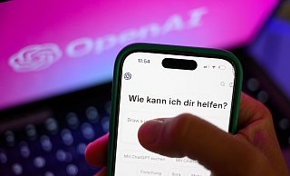 Nutzer können Beziehungen zu KI-Chatbots aufbauen. (Archivbild) - Hendrik Schmidt/dpa