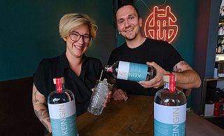 Maik Sombray und Viola Voss nutzen den aktuellen Hype um Gin, um eine völlig andere Spirituosen zu vermarkten. - Foto: Andreas Zobe/NW