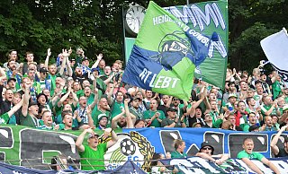 Wie hier im August 2023 im DFB-Pokal-Spiel gegen Holstein Kiel dürfte es auch zwei Jahre später in wenigen Wochen beim erneuten Erstrunden-Auftritt des FC Gütersloh, diesmal gegen Erstligist Union Berlin, richtig voll werden im Ohlendorf-Stadion im Heidewald. - sport/presse/foto Dünhölter