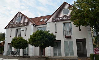 Seit rund einem Jahr stehen Sedan und Stadthotel leer. Der Investor will wiedereröffnen, sobald er einen neuen Betreiber gefunden hat. - Ekkehard Hufendiek