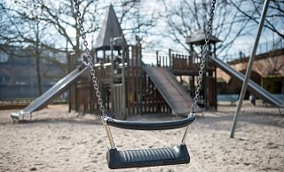 Alle Spiel- und Bolzplätze werden ab Mittwoch gesperrt. Freizeit- und Tierparks müssen ebenfalls schließen. - picture alliance