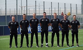 Der neue Co-Trainer Uwe Hünemeier (2. v. l.) mit (v. l.) Chefcoach Lukas Kwasniok, Co-Trainer Frank Kaspari, Reha-Coach Nils Vogt, Torwarttrainer Nico Burchert, Analyst Eduard Schmidt und Athletikcoach Andre Filipovic. - SC Paderborn 07