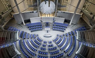 Blick in den Plenarsaal des Bundestags im Reichstagsgebäude. - Michael Kappeler/dpa