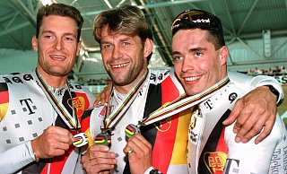 Michael Hübner (M) bei seiner letzten WM 1996 in Manchester. - picture alliance / dpa