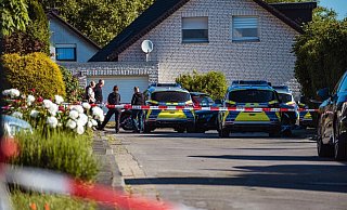 Die Spurensicherung ist am 3. Juni 2023 für mehrere Stunden am Einsatzort in der Sackgasse Plaßheide in Holzhausen (Bad Salzuflen). - Freitag TV