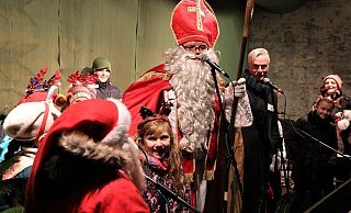 Ob in diesem Jahr der Nikolaus wieder den Weihnachtsmarkt in der Warburger Altstadt besuchen wird? - Simone Flörke/Archiv