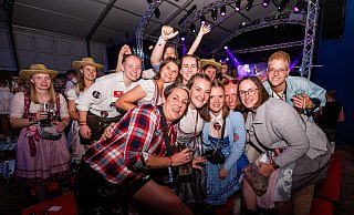 Die erste Frauenmannschaft von TuRa Löhne hat 2024 auf der Party im Festzelt gefeiert. In diesem Jahr müssen die Sportlerinnen nach einem neuen Partyort suchen. . - Noah Wedel