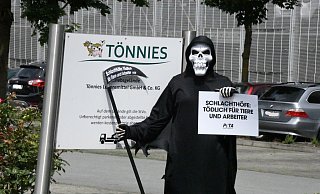 Eine handvoll Aktivisten nutzte das bundesweite Medieninteresse, um unter dem Motto „Schlachthöfe: Tödlich für Menschen und Tiere“ zu demonstrieren. - Andreas Eickhoff