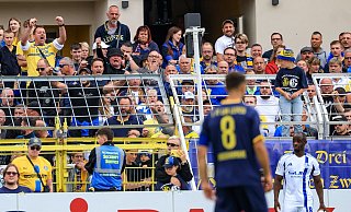 Christopher Antwi-Adjei (r, FC Schalke 04) steht bei einem Einwurf. Der Spieler gab nach dem Spiel an, dabei rassistisch beleidigt worden zu sein. - Jan Woitas/dpa