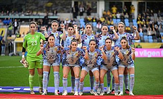 Die spanischen Spielerinnen protestierten beim Teamfoto mit erhobener Faust. - Bjorn Larsson Rosvall/TT News Agency/AP/dpa