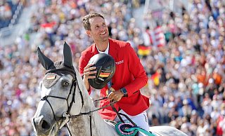 Das Gold-Duo von Paris: Christian Kukuk und sein Pferd Checker. - Rolf Vennenbernd/dpa