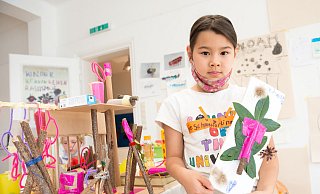 Isabella (8) zeigt einen Schmetterling aus Holz und Blättern. Einer Hasenfamilie baute sie eine komplette Wohnung. - Ralf Bittner