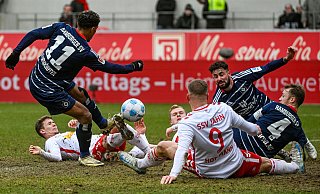 Auch HSV-Stürmer Ransford Königsdörffer (l.) und seine Teamkollegen verzweifelten zuletzt beim 1:1 in Regensburg am Kampfgeist des Gegners und an der schlechten Rasenqualität im Jahnstadion. - picture alliance/dpa