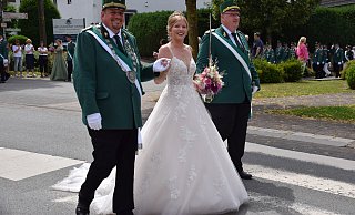 Königspaar Christian Hüneke und Verena Withut beim Festumzug in Holtheim. - Anja Ebner