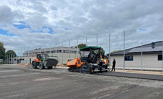Die letzte Aufgabe der Firma Heiler für den Bau des Spielfeldes war das Auftragen des sogenannten Planums, also der letzten ungebundenen Tragschicht aus Feinschotter. Diese Schicht ist Anfang Oktober fertig geworden. - OTSV