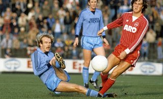 Immer voller Einsatz: Uli Büscher grätscht im DFB-Pokalspiel dem Nürnberger Theo Schneider den Ball vom Fuß – so konnte Arminia 2:0 gewinnen.  - imago sportfotodienst