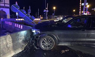Das Auto verschob die Betonteile an der Weserbrücke und knickte Straßenschilder ab. - Feuerwehr Höxter