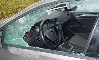 Bei einem VW Bulli brachen die Täter die Beifahrertür auf, am Meyer-zu-Eissen-Weg wurden vor allem Seitenscheiben eingeschlagen. - Symbolfoto: Polizei