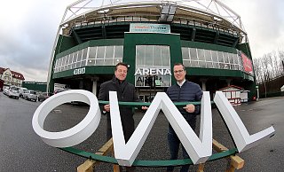Neuer Name für bekanntes Stadion: Ralf Weber und Alexander Hardieck (rechts) halten den Schriftzug OWL hoch. - Wolfgang Rudolf