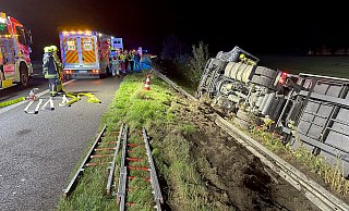 Aus ungeklärter Ursache kam in der Nacht zu Freitag ein vollbeladener Sattelzug auf der A33 von der Fahrbahn ab. - Ralph Meyer