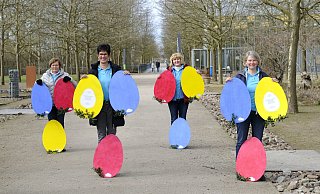 Blickfang: Die Löhner Landfrauen Rita Busch (v.l.), Christiane Lindenschmidt, Joanna Bonczyk und Mareike Hübner schmücken die Allee des Weltklimas mit großen bunten Ostereiern. - Sandra C. Siegemund