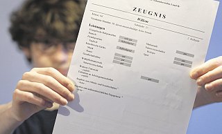 Am Ende des Schuljahres gibt es auch an den Bielefelder Schulen Zeugnisse - und bei vielen Familien auch einiges an Gesprächsbedarf. - Andreas Sundermeier