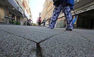 Die untere Klosterstraße ist noch mit dem alten grauen Pflaster gepflastert. Das soll sich im nächsten Jahr ändern. - Ulf Hanke