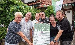 Der amtierende Thron lädt zum diesjährigen Schützenfest nach Heepen ein. Neben dem Königspaar Alexander Wolf und Mirco Herbers gehört auch das Kronprinzenpaar (l.) Frank und Anka Smidt sowie das Bierkönigspaar (r.) Michael und Kerstin Kipp dazu. - Felix Brenneke