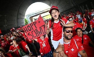 Die Fans haben Spaß an der EM in der Schweiz. - Sebastian Christoph Gollnow/dpa