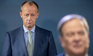 Der Kandidat für den Bundesvorsitz der CDU, Armin Laschet (r.) spricht vor seinem Mitbewerber Friedrich Merz bei Fragen der Jungen-Union-Mitglieder bei einem Online-Talk. - picture alliance/Michael Kappeler/dpa