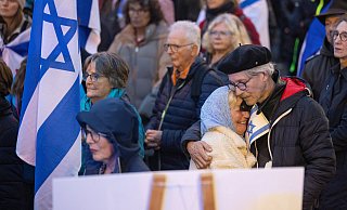Hunderte Menschen kamen Dienstagabend vor der Bielefelder Synagoge "Beit Tikwa" zusammen. - Oliver Krato