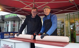 Es kann los gehen mit dem traditionellen Anschnitt der Riesenwurst, Thomas Holle und Frank Haberbosch sind bereit - der Bürgermeister hat auch zehn Jahre dafür trainiert. - Kerstin Tirre