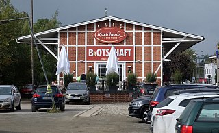 Fundort: Unter der Terrasse dieser Bäckerei-Filiale am Südbahnhof ist die skelettierte Leiche am vergangenen Freitag entdeckt worden. - Thorsten Gödecker