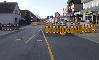 Noch ist die Salzufler Straße zwischen den Abzweig vom Rosengartenweg bis zum Parkplatz des Siemes-Schuhcenters gesperrt. Ursprünglich sollte die Fahrbahn Anfang April wieder frei sein. Jetzt wird ein nahtloser Weiterbau erwogen. - Peter Steinert