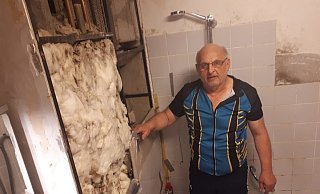 Vonovia-Mieter Leo Schmidt in seinem Badezimmer. - Ingo Kalischek