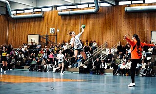 Scheinbar schwerelos: Luisa Bick ist im entscheidenden Spiel gegen die JSG LiT auf dem Weg zum nächsten Herforder Treffer. - VfL Herford