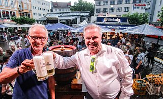 Mit nur einem Schlag trieb Bürgermeister Tim Kähler (r.) den Hahn in das Holzfass der Herforder Brauerei. Mit den ersten beiden Gezapften stießen das Stadtoberhaupt und Peter Lohmeyer von der Brauerei miteinander an. Die restlichen Liter wurden kostenfrei ans Publikum verteilt. - Daniel Salmon Mit nur einem Schlag trieb Bürgermeister Tim Kähler (r.) den Hahn in das Holzfass der Herforder Brauerei. Mit den ersten beiden Gezapften stießen das Stadtoberhaupt und Peter Lohmeyer von der Brauerei miteinander an. Die restlichen Liter wurden kostenfrei ans Publikum verteilt. - Daniel Salmon