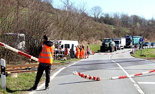 Bereits im vergangenen Frühjahr arbeitete die Deutsche Bahn am Bahnübergang zwischen Ottbergen und Hembsen. - Archivfoto: Burkhard Battran