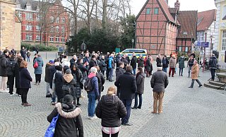 Auf dem Rathausplatz haben sich am Freitagnachmittag Menschen versammelt, um den Erdbebenopfern in der Türkei und Syrien zu gedenken. - Susanne Blersch