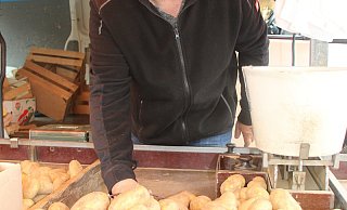 Harald Diederichs, Kartoffelbauer aus Boffzen, ist Marktbeschicker in dritter Generation. - Amina Vieth