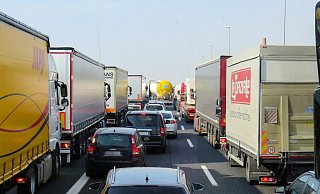 Lastwagen, so weit das Auge reicht. - (Symbolfoto): Pixabay