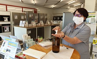 Verkäuferin Monika Stallmann zeigt bei Fründ in Mennighüffen am Montag die Vorbereitung auf die Wiederöffnung des Ladengeschäfts für Kunden. - Ulf Hanke