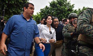 Nach ihrer Stimmabgabe verlässt die Präsidentschaftskandidatin Luisa González das Wahllokal. - Ariel Ochoa/AP/dpa