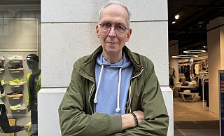 Johann Heinrich Alf arbeitet seit mehr als zwei Jahrzehnten in der Buchbinderei Bethel. Am üblichen Konsum kann er wegen seiner knappen Kassenlage nur bedingt teilhaben – so, wie viele andere Werkstatt-Beschäftigte. - Martin Krause