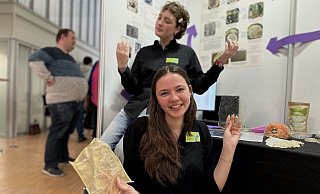 Johanna Schulze (vorne) und Milla Steffens aus Paderborn haben ihre eignen Folien auf Basis von Chitosan hergestellt. Sie belegten den zweiten Platz im Bereich Biologie. - Danielle Dörsing